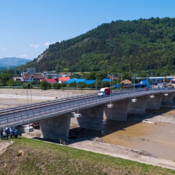 ”Fără tam-tam și tăieri de pamblică” s-a reluat circulația pe două benzi, la podul peste  Trotuș