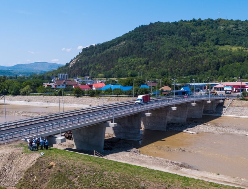 ”Fără tam-tam și tăieri de pamblică” s-a reluat circulația pe două benzi, la podul peste  Trotuș