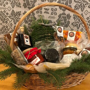 Târg  de  Crăciun  al  gospodăriilor  de  produse  montane  la  Ghimeș  Făget
