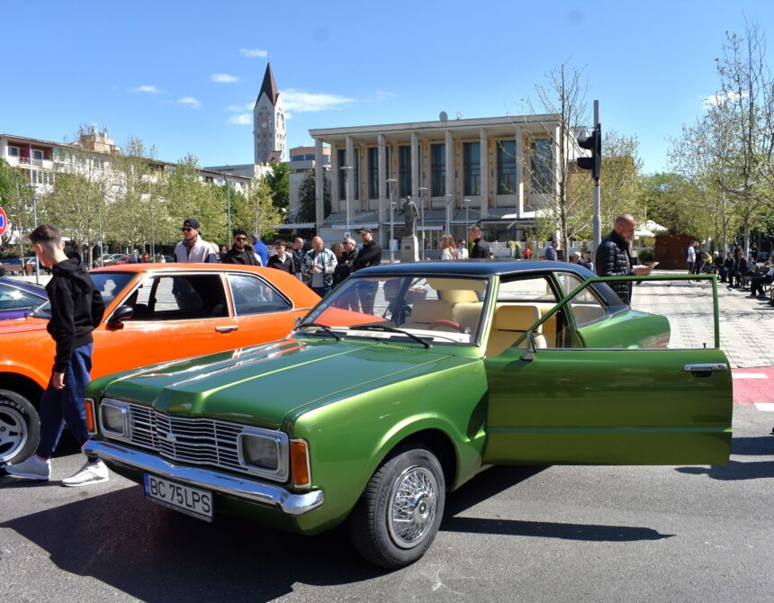 Splendorile automobilismului de acum multe decenii au colorat centrul Bacăului