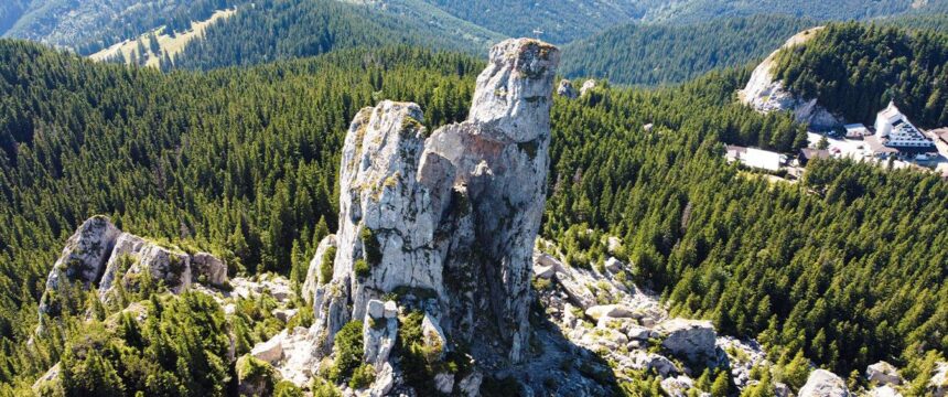 PRIN  MUNȚII  RARĂU – GIUMALĂU