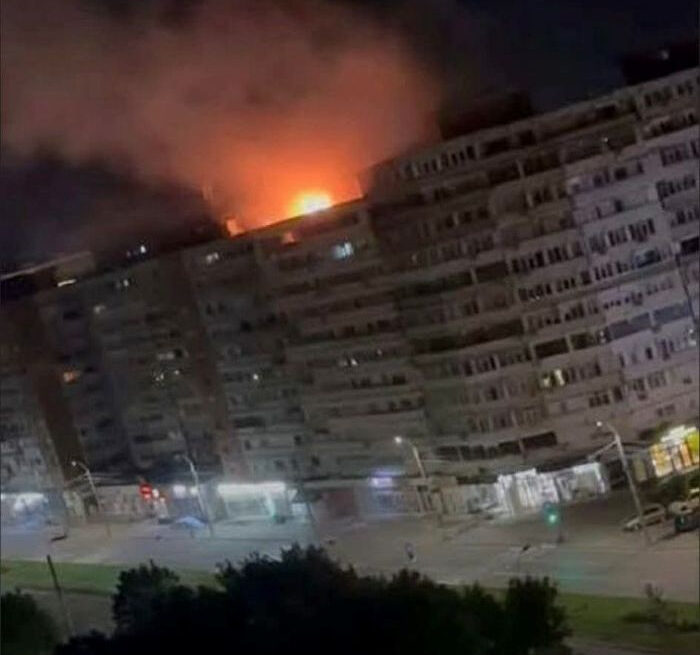 O dronă militară s-a prăbuşit pe acoperişul unui bloc de 10 etaje din  Galați