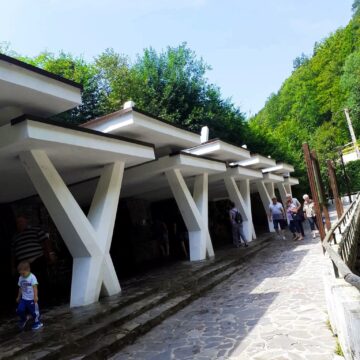 Tristețea  celui mai frumos drum  către izvoarele minerale din Slănic  Moldova